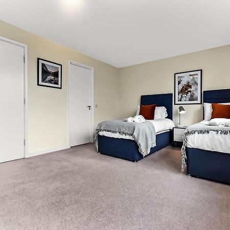 Large Group & Contractor Booking! Duplex W/Parking ミルトン・ケインズ エクステリア 写真