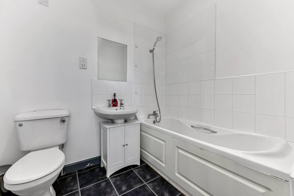Large Group & Contractor Booking! Duplex W/Parking ミルトン・ケインズ エクステリア 写真