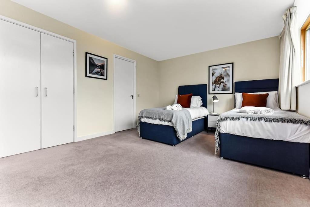 Large Group & Contractor Booking! Duplex W/Parking ミルトン・ケインズ エクステリア 写真