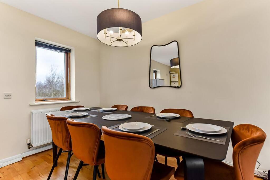 Large Group & Contractor Booking! Duplex W/Parking ミルトン・ケインズ エクステリア 写真