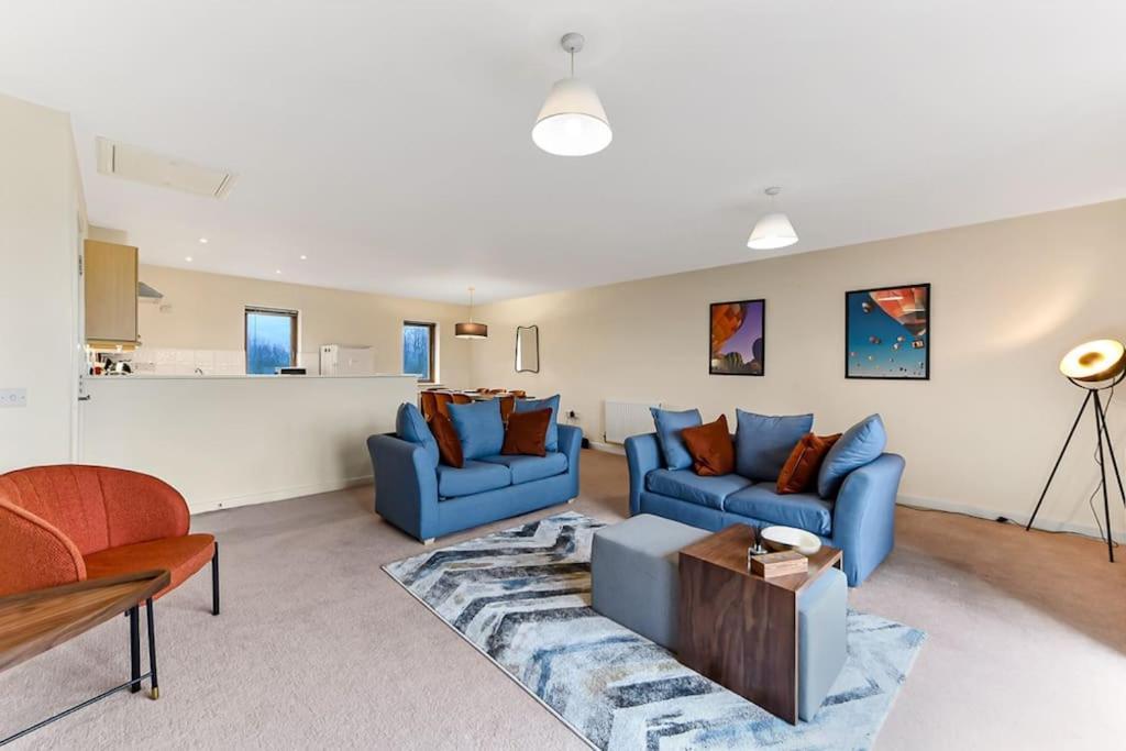 Large Group & Contractor Booking! Duplex W/Parking ミルトン・ケインズ エクステリア 写真