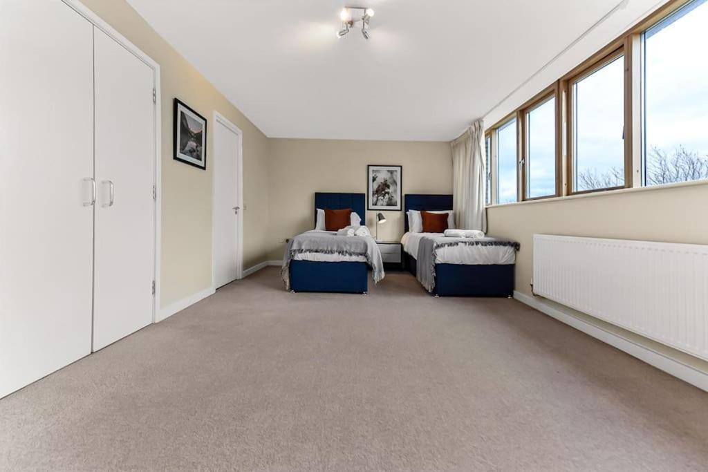 Large Group & Contractor Booking! Duplex W/Parking ミルトン・ケインズ エクステリア 写真